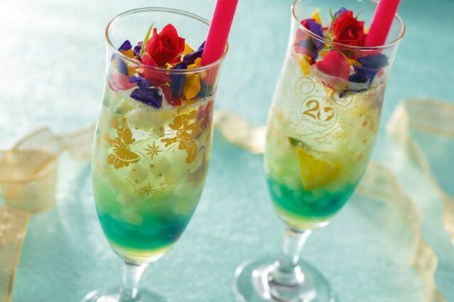 スペシャルドリンク(ミックスフルーツ&ソーダ)900円、スーベニアグラス付き2,100円(c)Disney
