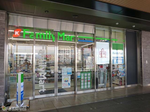 駅のファミリーマートは改札外・内どちらにもあり