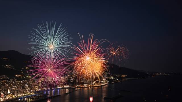 大空中ナイアガラや二尺玉が見どころ！ 熱海海上花火大会2025の日程は