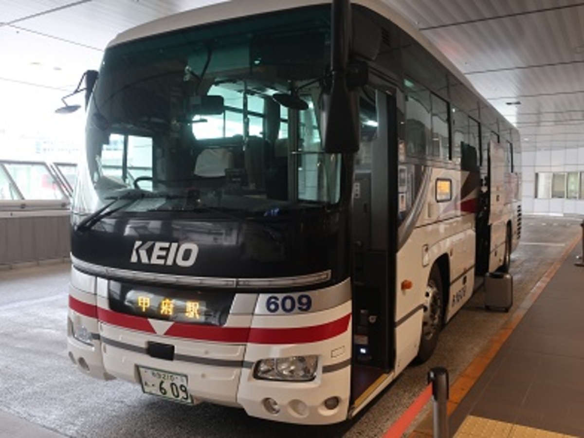 あっという間に目的地に到着！ 京王バスの昼行便・4列シート「新宿