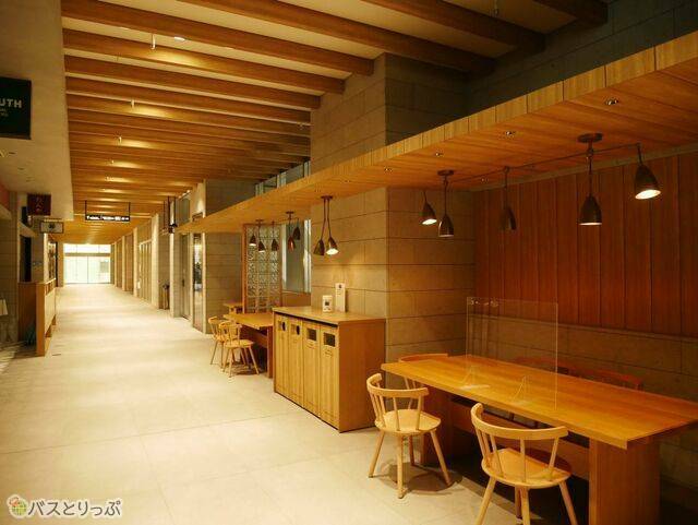 地下通路にあるテーブルとイス