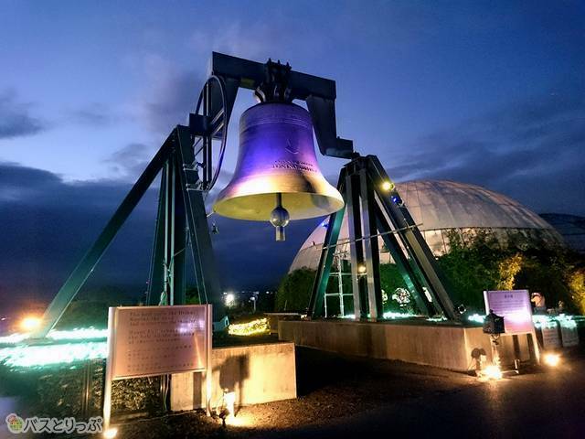 ライトアップされた「愛の鐘」