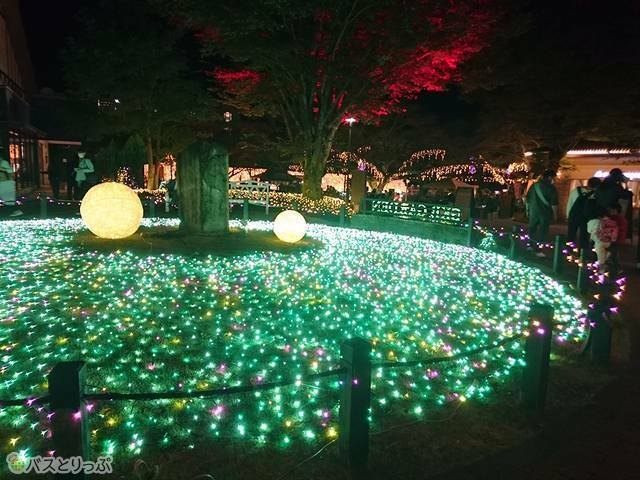 周りには屋台もあるGKBガーデン前