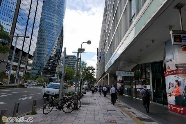 名鉄名古屋駅、近鉄名古屋駅の横を通って、さらに進みます