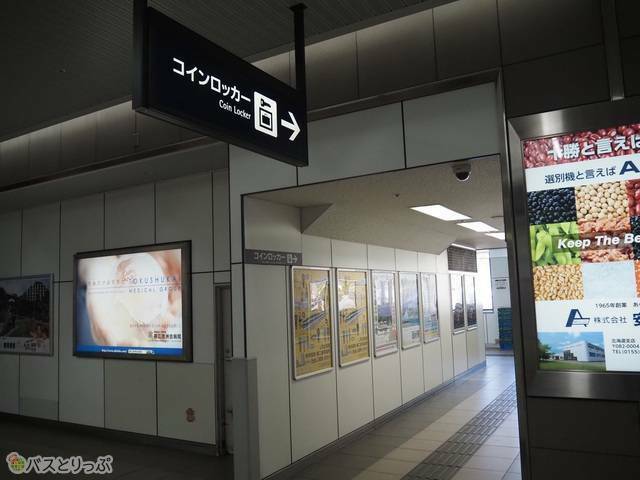 コインロッカーへは中央通路から1本入る.JPG