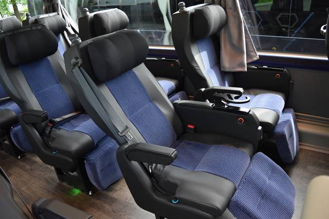 新素材使用のシート（3列シート車両）