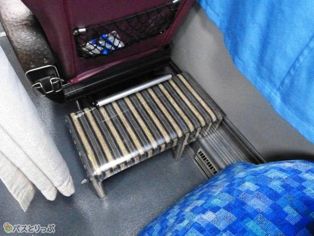 フットレストを押しのけるほどのオットマンの存在感！