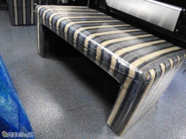 オットマンの下には靴を収納できるスペースあり