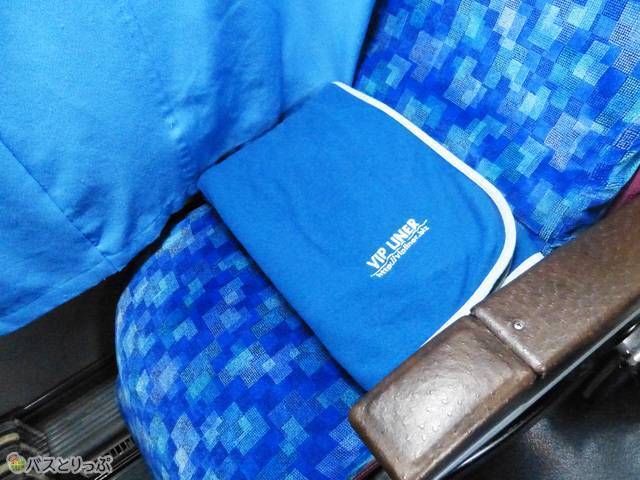 座席には毛布が置かれている