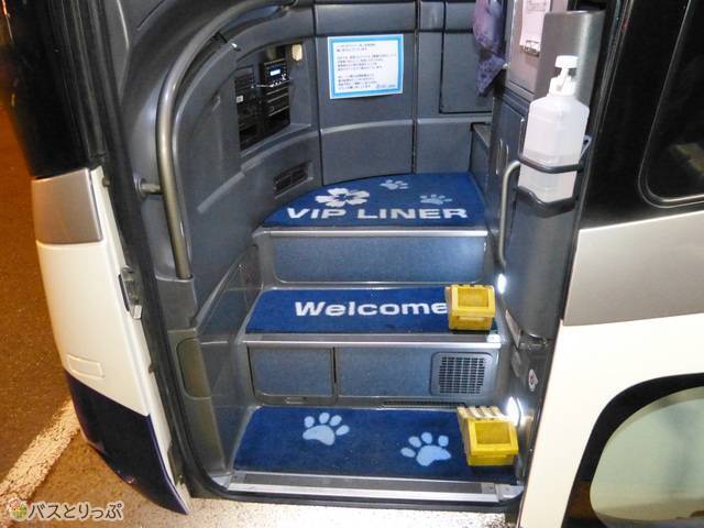 VIPライナーの階段マットは、猫のあしあと柄