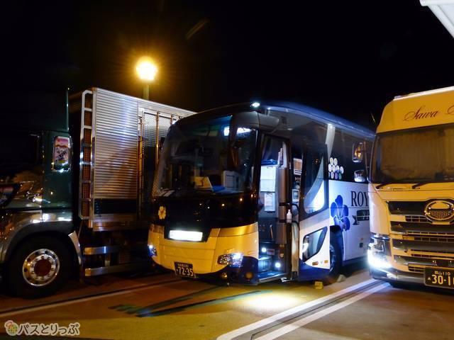 休憩停車中のVIPライナー。白い車体なので夜にも見やすい