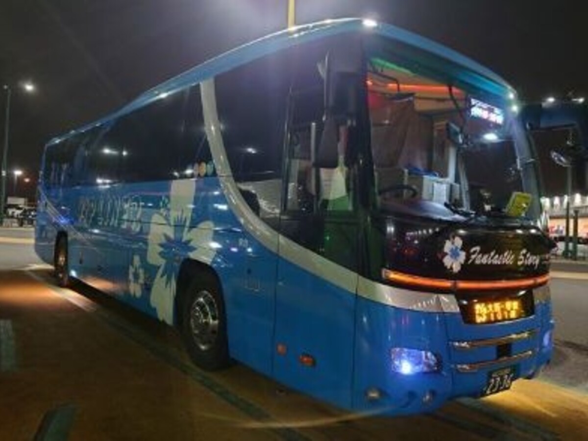 キャノピー+カーテンつき3列独立シートでしっかり眠れる！ VIPライナー