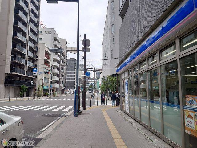 右手にローソンを見ながら、まっすぐ進む.JPG