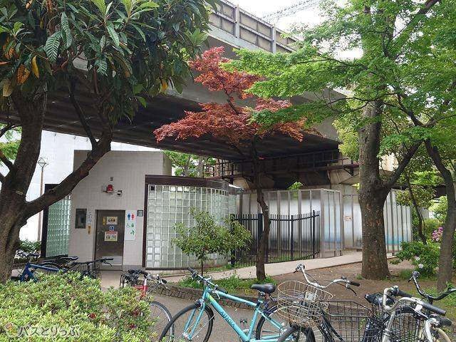 高架下には、トイレと喫煙所が.JPG