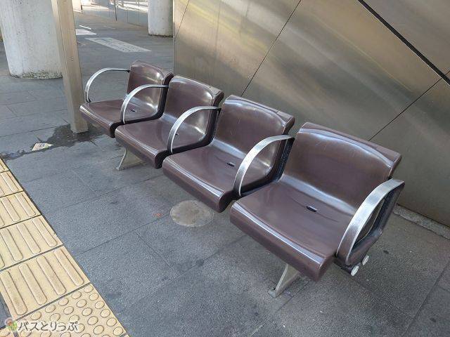 小倉駅バスセンター （8乗り場）付近にはベンチが.JPG