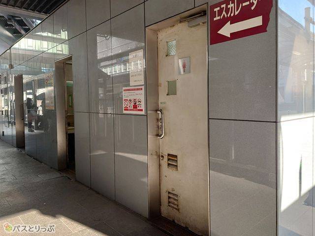 小倉駅バスセンター （8乗り場）裏にもトイレが.JPG
