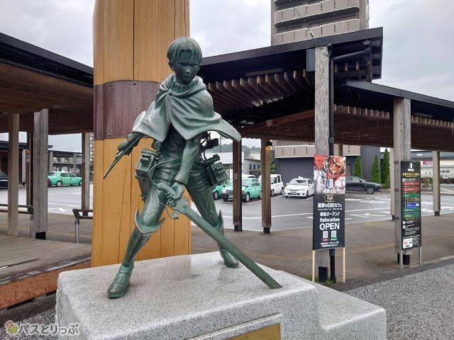 日田駅前には有名キャラクターの銅像が.JPG