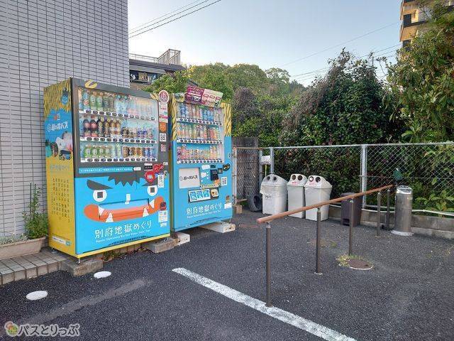待合室外には、自販機と灰皿が