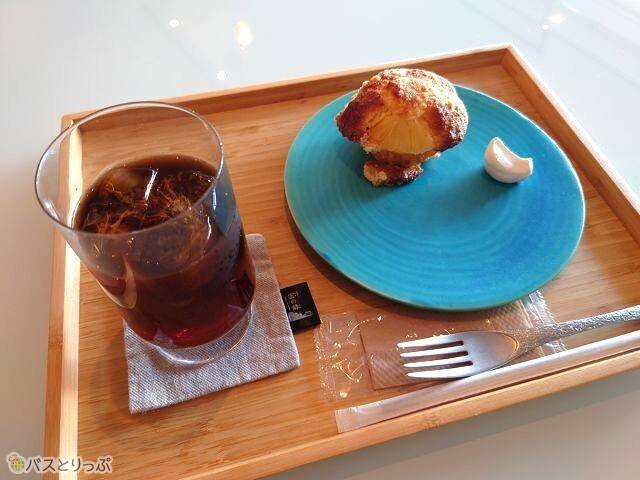 マフィンをコールドブリューと共に