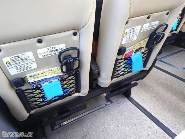 足元にはフットレストが