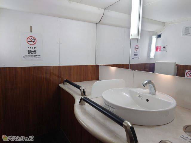 トイレ内部は広々としています.JPG