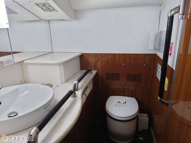 バス最後列に、トイレが.JPG