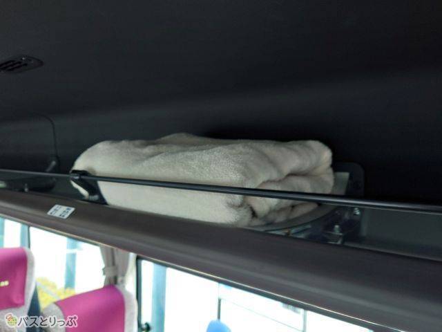 荷物入れにはブランケットが