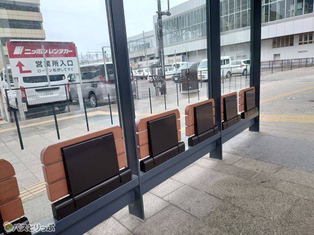 バス乗り場のベンチ