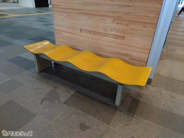 富山駅構内のベンチ
