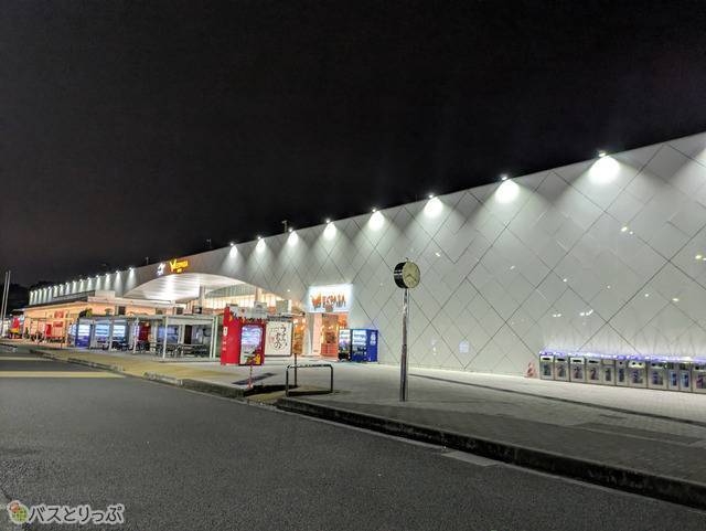 お店も営業中で賑やかなEXPASA海老名