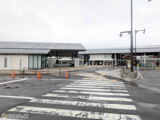 案内所の前に乗り場があります