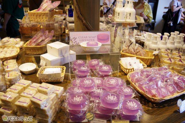 ショップに並ぶオリジナルグッズたち