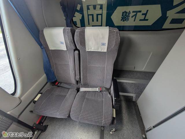 シートベルトは、窓側が黒・通路側がグレイです