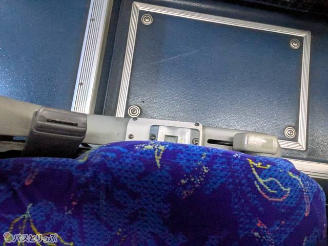 通路側のUSB充電ポートとリクライニングスイッチ