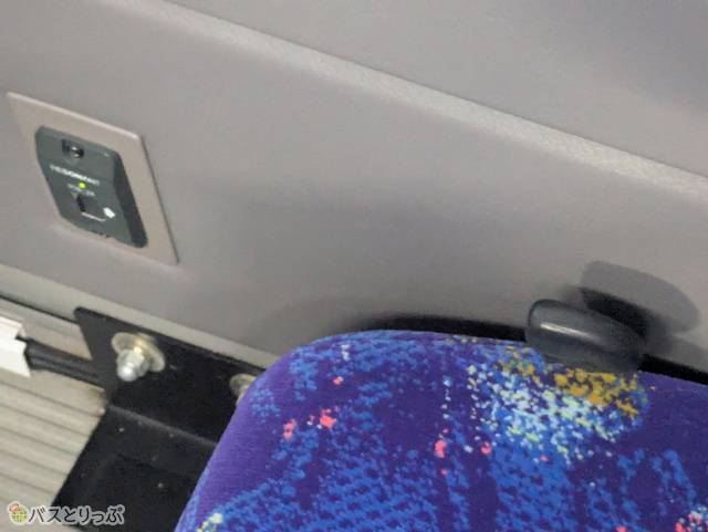 壁側のUSB充電ポートとリクライニングスイッチ