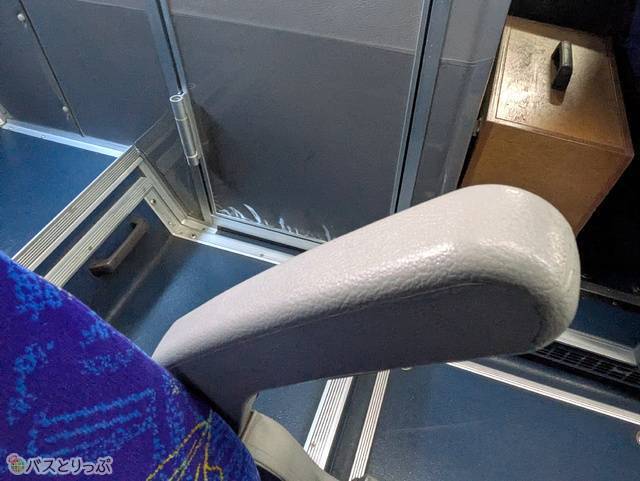 アームレストが邪魔にならず通路に出やすい