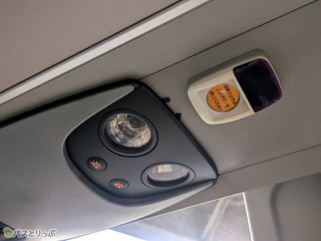 頭上には読書灯・空調・降車ボタン