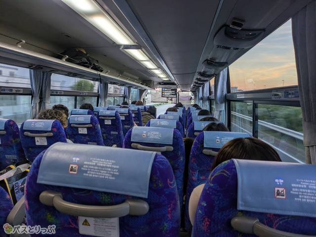 ほぼ満席の車内