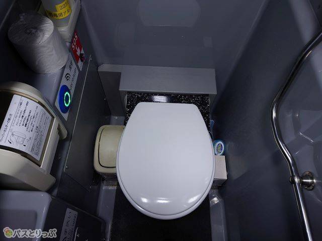 車両の中ほど、左手にはトイレが