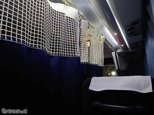 窓際席にはカーテン付き