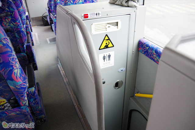 車内のトイレは中央付近