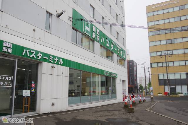 バスターミナルのすぐ前。建物内にはカウンタ―・椅子・売店などがあって便利
