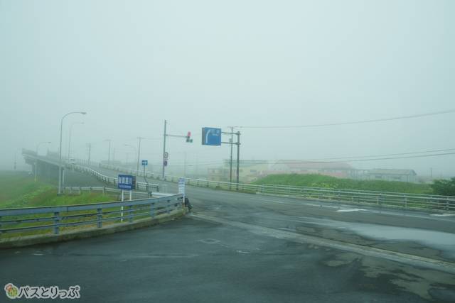 出発後しばらくは霧の中だったのが…