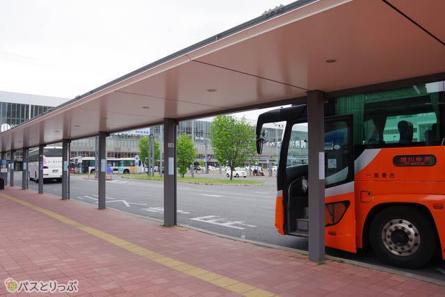バス停は旭川駅の目の前