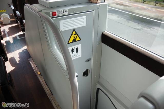 トイレは車両の前後の真ん中あたり