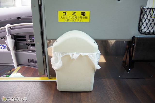 入口脇にはミニゴミ箱。助かる！