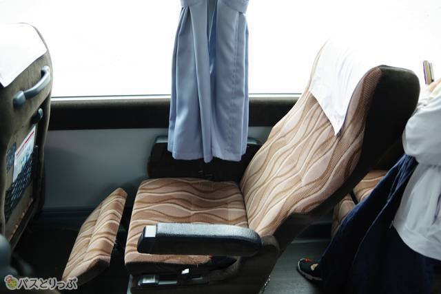 座席：リクライニング・レッグレストを出した状態