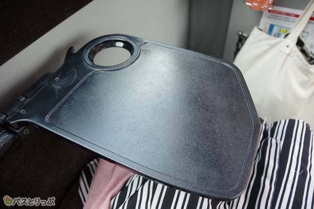 収納式のミニテーブルあり