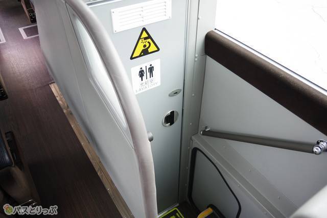 トイレは車内中央部分に