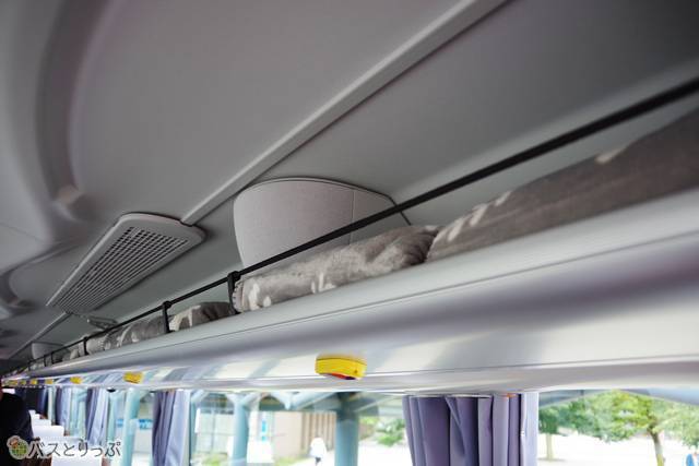 網棚の上には毛布完備。自由に借りてOK